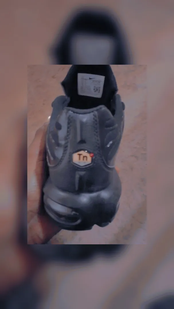 Chaussures Nike tn en bonne état mais déjà utilisé disponible à un prix abordable