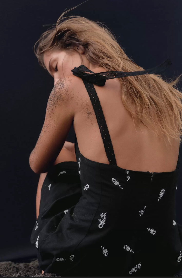 ROBE COURTE FLEURS BRODÉES