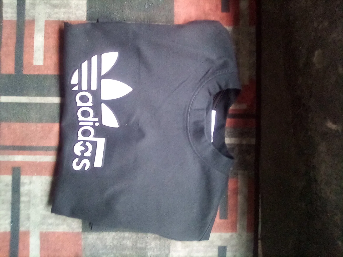 T-shirt Adidas original – Neuf / Très bon état 🔥