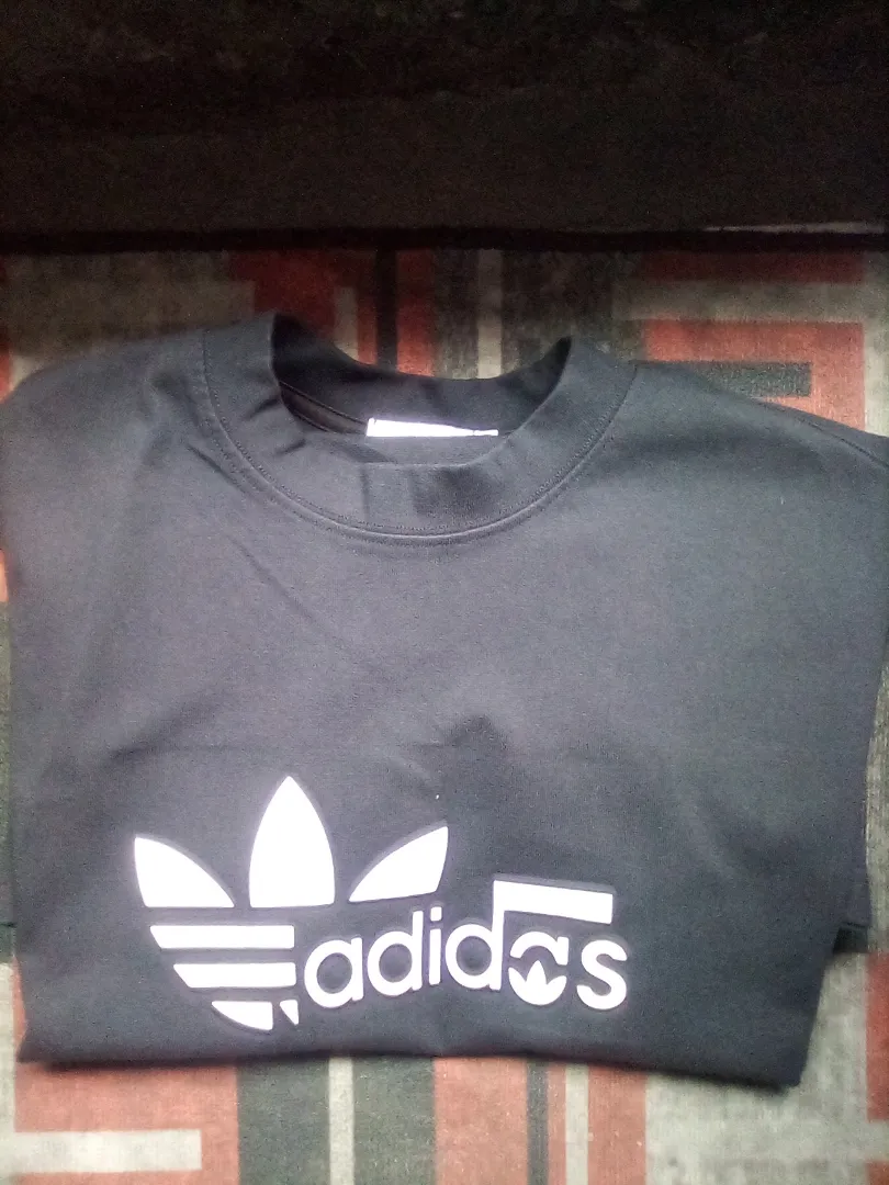 T-shirt Adidas original – Neuf / Très bon état 🔥