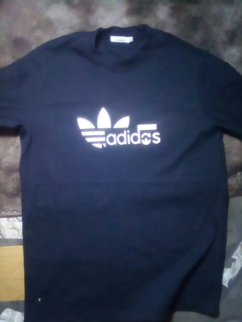 T-shirt Adidas original – Neuf / Très bon état 🔥