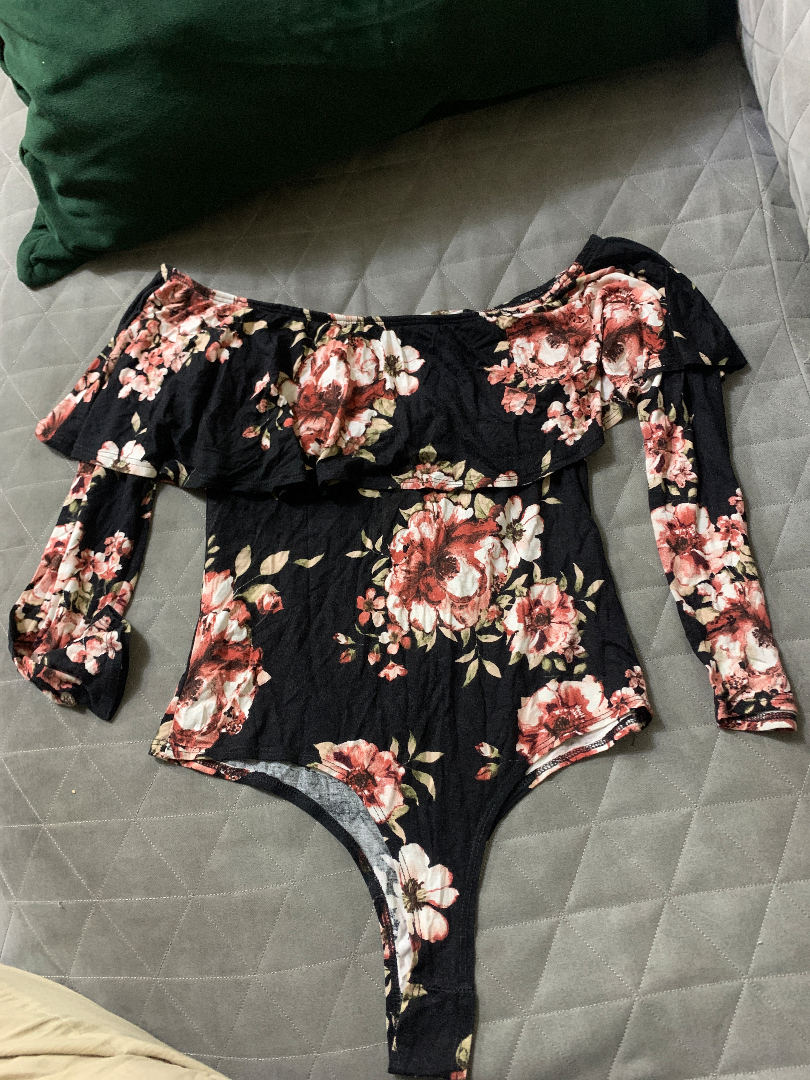 Maillot à manches longues dont la coupe exposé les épaules