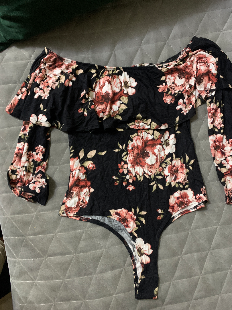 Maillot à manches longues dont la coupe exposé les épaules