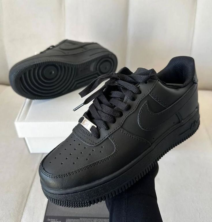 NIKE Noir